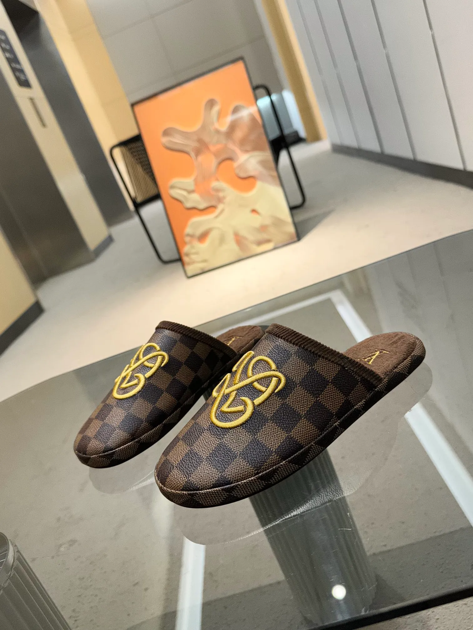 👟👟Ex-factory price 320👟👟 The 2024 couple’s counter features the latest hard goods of LV and Loewe co-branded slippers🆕 ✿Purchase level! Full of high-end feel! A popular model among bloggers at home and abroad, it’s retro and fashionable and looks amazing on your feet! Official website main recommendation code number 35-46